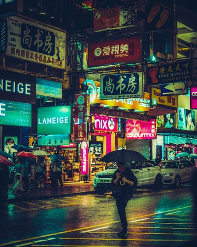 在灰色和黑色的道路在夜间行走的人
